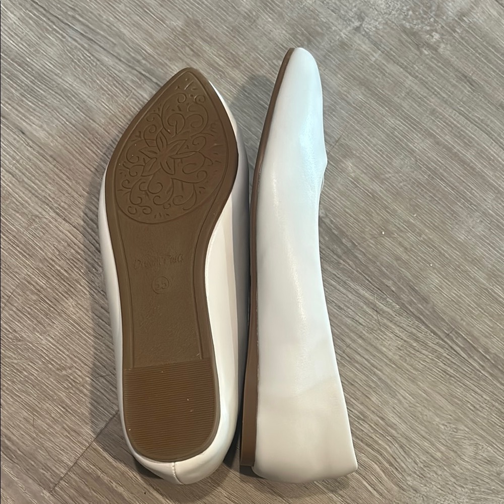 Women's White Flats, size 5.5 - Picture 3 of 3